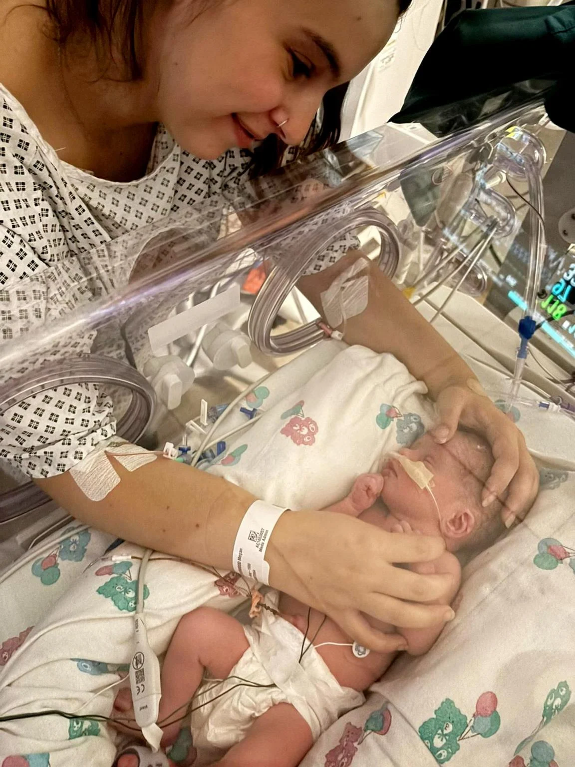 Woman rushed to hospital for appendicitis ends up giving birth to surprise baby || Mpforum