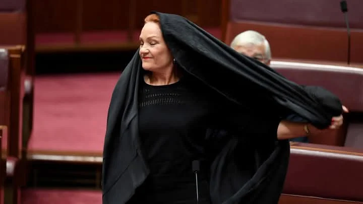 A dramatic scene in the Australian House of Parliament || Mpforum