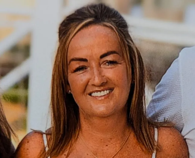 Mum-of-three d!es in bath while holding her iPhone as it charged || Mpforum