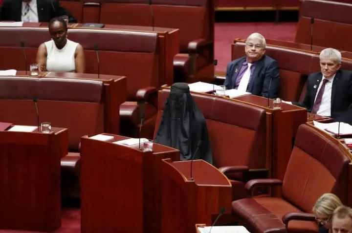 A dramatic scene in the Australian House of Parliament || Mpforum