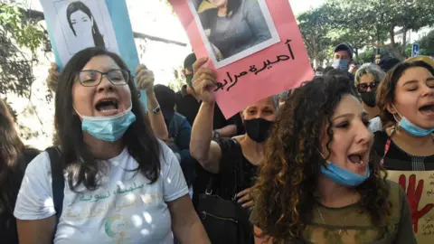 Crowds demand de@th penalty for Algerian woman 'who r@ped, tortured and murd£red 12-year-old girl in France || Mpforum