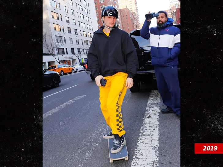 Singer Justin Bieber hurts ribs in electric skateboard fall || Mpforum